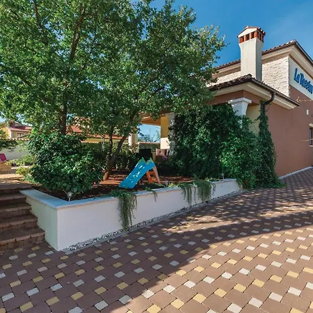 Four-Bedroom Holiday Home In Vodnjan