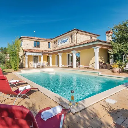 Four-Bedroom Holiday Home In Vodnjan